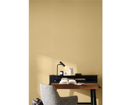 Skrivbord med skrivbordslampa och stol i ett arbetsrum