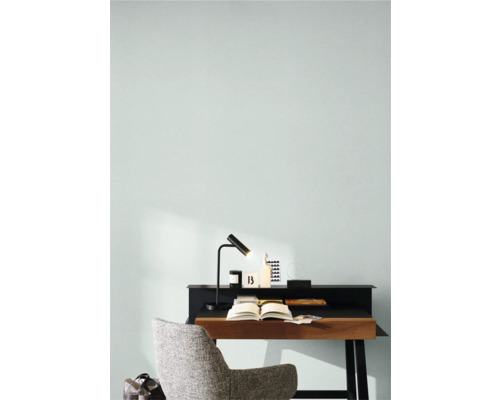 Ett arbetsrum med skrivbord, stol och skrivbordslampa.