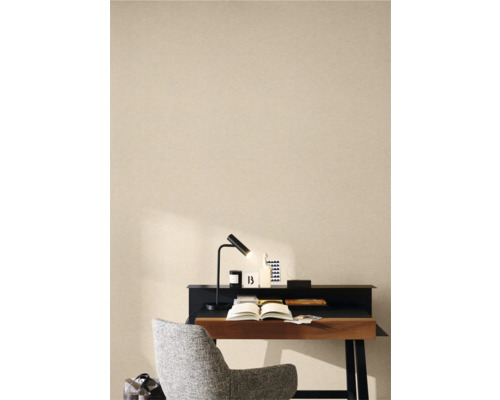 Skrivbord med lampa, bok och stol i ett arbetsrum