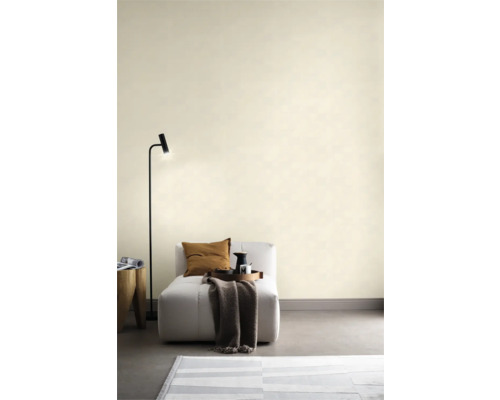 Vardagsrum med fåtölj, golvlampa och matta för en mysig atmosfär.