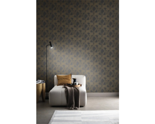 Rumsdesign med geometrisk mönstrad tapet, fåtölj, golvlampa och matta