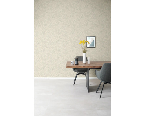 Vardagsrum med mönstrad tapet, matbord och stolar