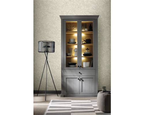 Vardagsrum med grått vitrinskåp, golvlampa och matta