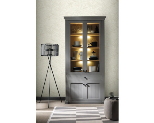 Vardagsrum med grått vitrinskåp, golvlampa och matta