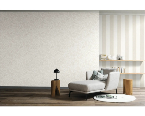 Vardagsrum med mönstrad tapet, schäslong och hylla