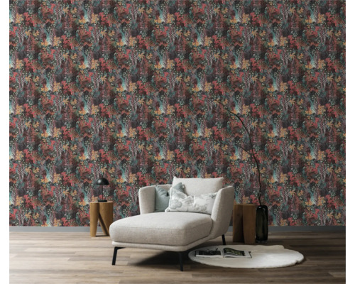 Vardagsrum med blommönstrad tapet och schäslong