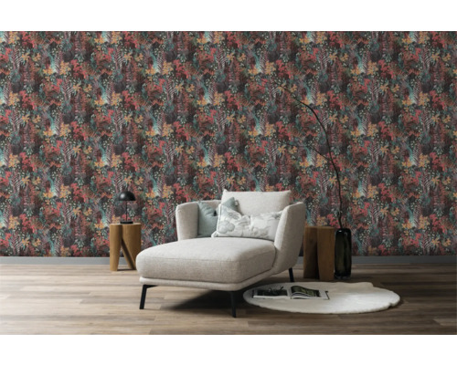 Rum med blommönstrad tapet, schäslong och träpallar