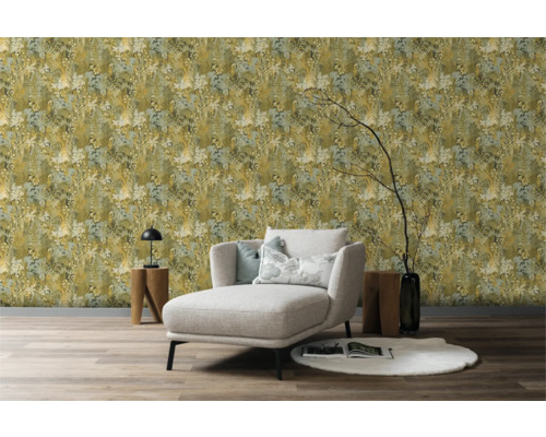 Rum med blommig tapet, fåtölj och dekoration