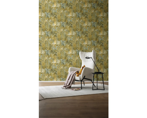 Dekorativt vardagsrum med blommig tapet, fåtölj och golvlampa