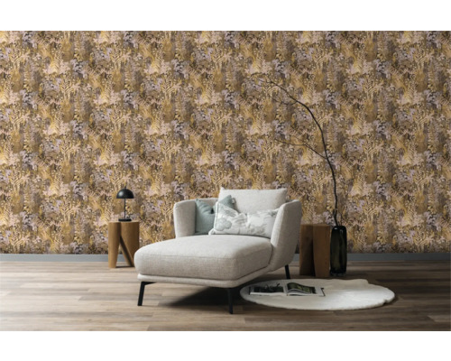 Vardagsrum med mönstrad tapet, fåtölj och sidobord