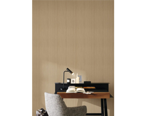 Scen med skrivbord, lampa, böcker och beige tapet med randigt mönster