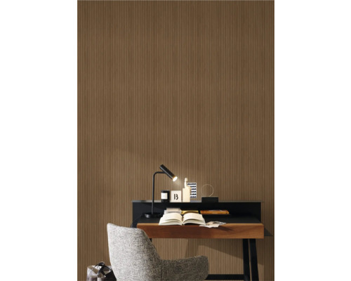 Rumsöversikt med brun tapet med randigt mönster, skrivbord och fåtölj