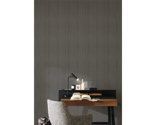 Arbetsrum med räfflad tapet, skrivbord och stol