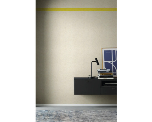 Rumsvy med beige tapet, gul dekorremsa, svart skänk och matta