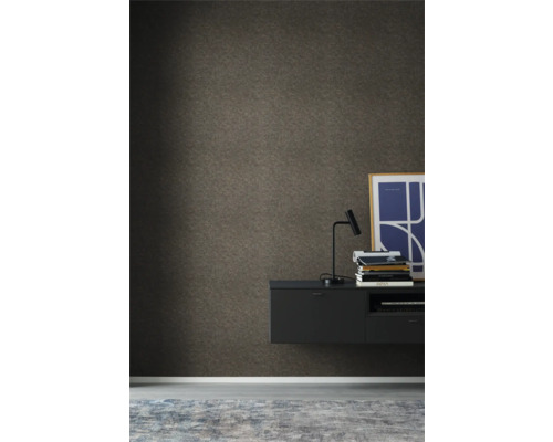 Vardagsrum med mörk tapet, flytande skänk, lampa, böcker och matta