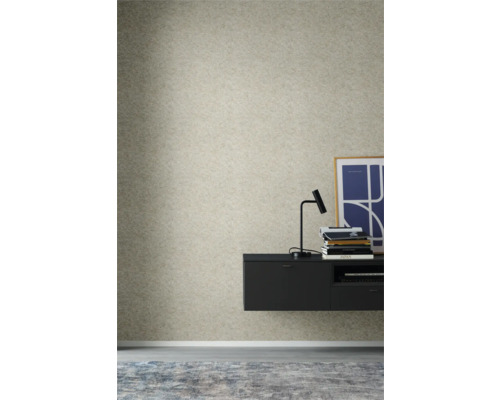 Vardagsrum med strukturtapet, låg skänk och dekoration