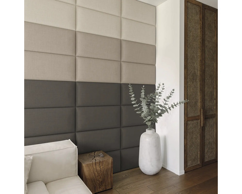 Vardagsrum med vadderade väggpaneler, soffa, träpall och dekoration