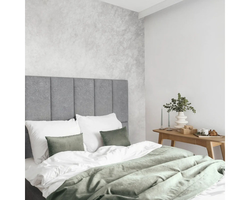 Ljust sovrum med säng, sängbord och dekoration