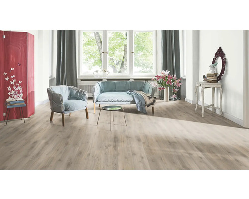 Vardagsrum med laminatgolv, soffa och fåtölj