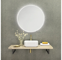 Modernt badrum med rund spegel med belysning, handfat och trähylla