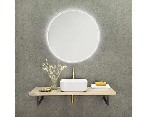 Modernt badrum med rund spegel med belysning, handfat och trähylla