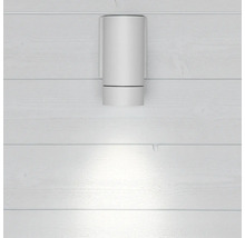 Vit vägglampa på vit träpanel