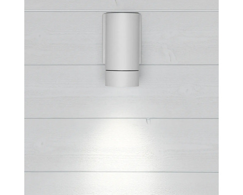 Vit vägglampa på vit träpanel