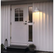 Entré med ytterdörr, trappa och vägglampa