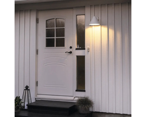 Entré med ytterdörr, trappa och vägglampa