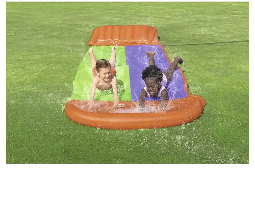 Vattenlekplats med två barn på en vattenrutschbana utomhus