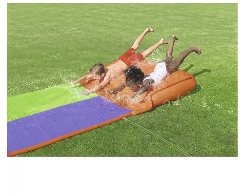 Tre barn glider på en vattenrutschbana med tre banor i trädgården.