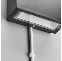 Närbild av en svart utomhuslampa med kabelkanal på en vägg