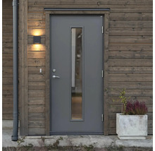 Grå ytterdörr med fönster i trävägg