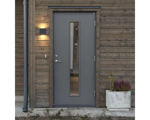 Grå ytterdörr med fönster i trävägg