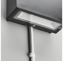 Detaljbild av en väggmonterad utomhuslampa med kabelkanal