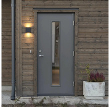 Ytterdörr med glasinsats i ett trähus med utomhusbelysning