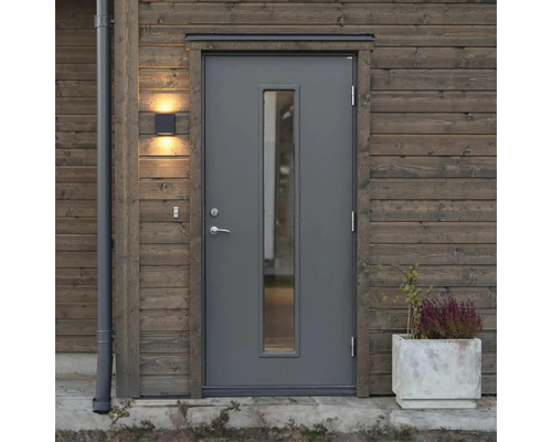 Ytterdörr med glasinsats i ett trähus med utomhusbelysning