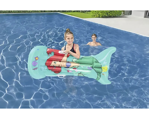 Barn på en luftmadrass med sjöjungfrumotiv i poolen