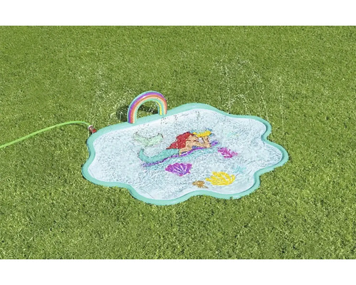 Vattenlekmatta med Ariel-motiv och regnbågshandtag på gräsmatta
