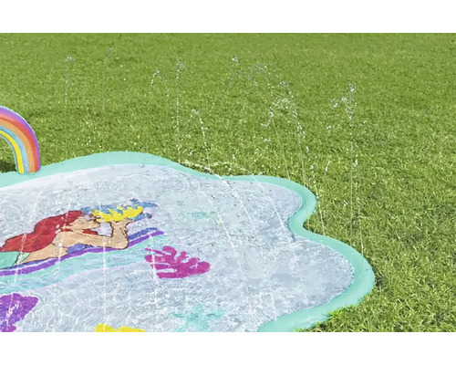 Vattenlekmatta med sjöjungfrutema på gräsmatta