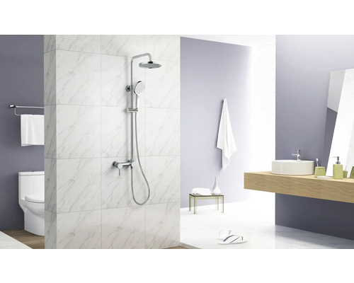 Badrum med duschset, toalett och tvättställ