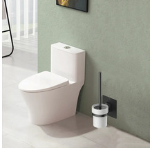 Vit stående toalettstol med toalettborste på väggen