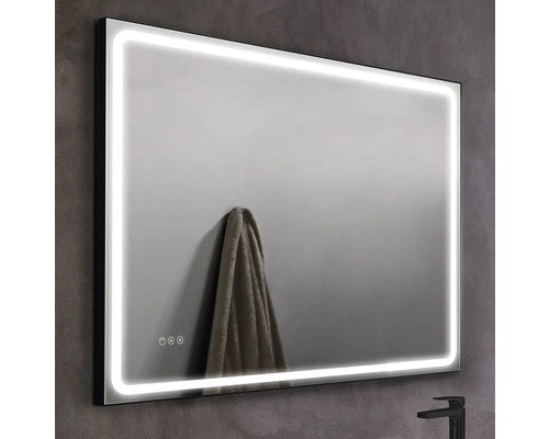 Rektangulär spegel med LED-belysning och svart ram i ett badrum.