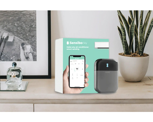 Sensibo Sky luftkonditioneringsstyrning med förpackning på ett bord