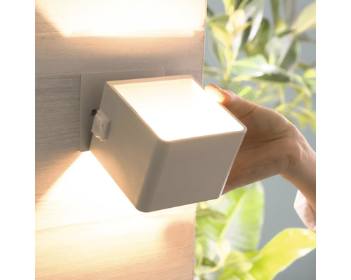 Kubformad vägglampa med roterbar ljuskälla