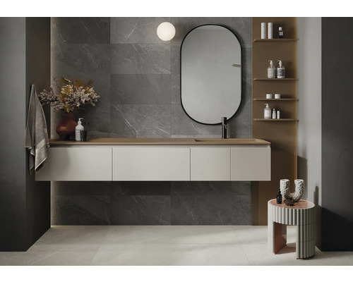 Modernt badrum med tvättställ, spegel och grå väggplattor