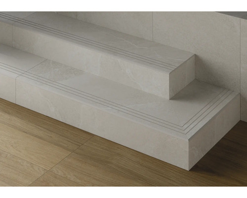 Trappsteg MIRAVA Narvik white vit matt 30x120x0,85 cm Detaljvy av en trappa med kaklade trappsteg och halkskyddsspår.