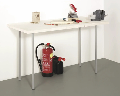 Arbetsbänk med skruvstäd, verktyg och brandsläckare i en verkstad