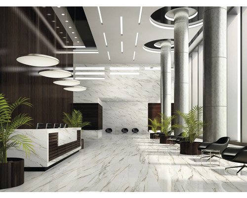 Ljus, rymlig reception med marmorgolv, pelare, sittplatser och växter