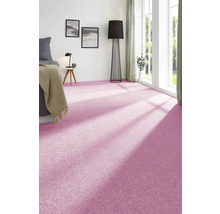Sovrum med rosa matta, säng, golvlampa och fönster